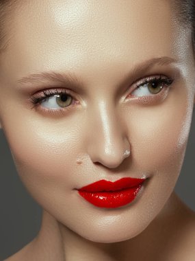 Güzellik kavramı. Muhteşem genç esmer kadın yüz portre. Güzellik modeli kız ile parlak kaşları, makyaj, kırmızı dudakları mükemmel. Seksi Bayan makyaj partisi için. İzole