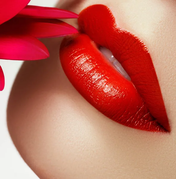 化粧品 メイクや傾向 明るいリップ グロス 口紅の唇に 赤いリップメイクで美しい女性口のクローズ アップ 女性の顔の美しい部分 きれいな 完璧な肌 — ストック写真