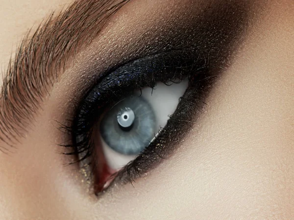 Vista Perto Jovem Mulher Bonita Pele Perfeita Maquiagem Noite Olhos — Fotografia de Stock