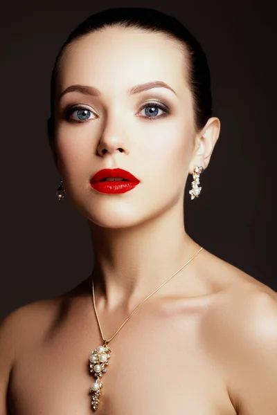 Ομορφιά Μελαχρινή Γυναίκα Τέλειο Μακιγιάζ Υπέροχος Επαγγελματικό Μακιγιάζ Κόκκινα Χείλη — Φωτογραφία Αρχείου