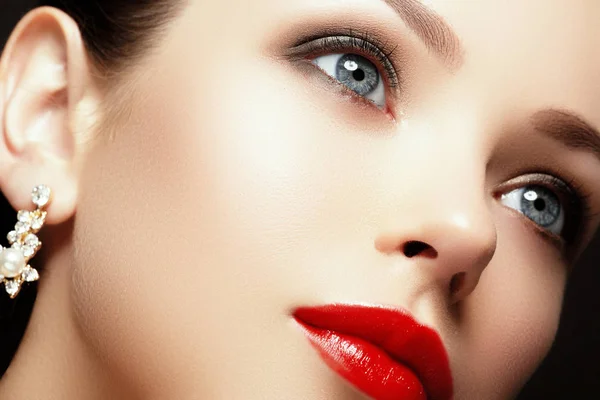 Ομορφιά Μελαχρινή Γυναίκα Τέλειο Μακιγιάζ Υπέροχος Επαγγελματικό Μακιγιάζ Κόκκινα Χείλη — Φωτογραφία Αρχείου