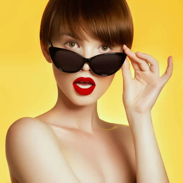 Moda Güneş Gözlüğü Mayo Altın Güneş Gözlüklü Seksi Kadın Glamour — Stok fotoğraf