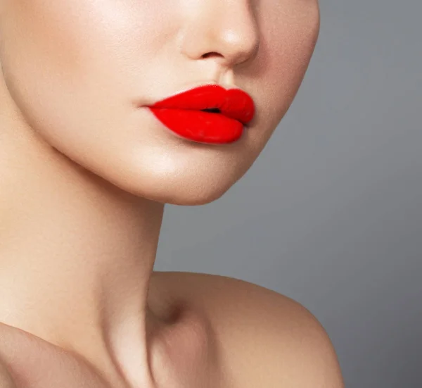 女人的健康 红色性感的嘴唇 张开嘴巴 化妆品 组成概念 美女模特的脸被白色背景所孤立 填充剂注射 美丽完美的唇 — 图库照片