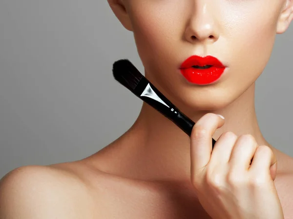 Cara Belleza Concepto Maquillador Linda Chica Aplica Lápiz Labial Rojo — Foto de Stock