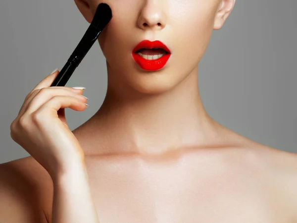 Beau Visage Concept Maquilleur Jolie Fille Applique Rouge Lèvres Rouge — Photo