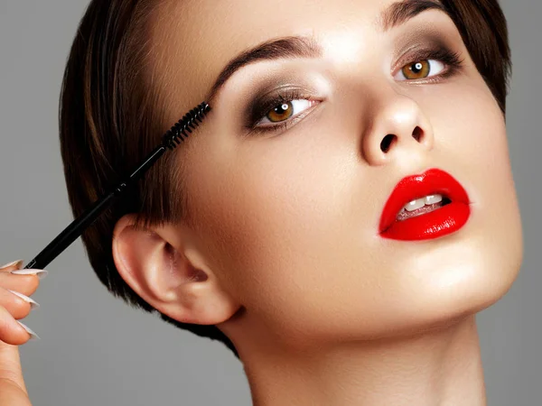 Cara Belleza Concepto Maquillador Linda Chica Aplica Lápiz Labial Rojo —  Fotos de Stock