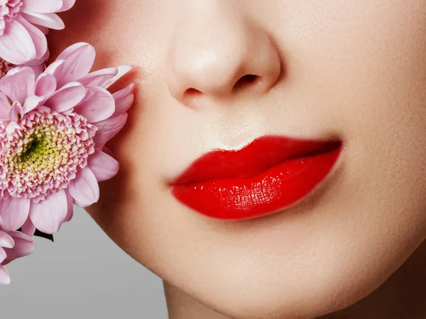Lippen Mit Blume Nahaufnahme Wunderschöner Weiblicher Lippen Mit Leuchtend Rotem — Stockfoto