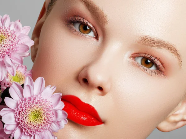 Beauty Face Makeup Artist Concept Cute Girl Applies Red Lipstick — Stock Photo, Image