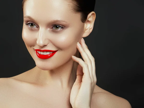 Szépség Divat Modell Arcát Álló Tájolás Tökéletes Bőr Piros Ajkak — Stock Fotó