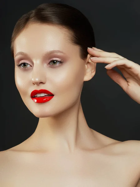 Wspaniały Portret Młodej Brunetki Piękna Modelka Idealnymi Brwiami Czystym Makijażem — Zdjęcie stockowe