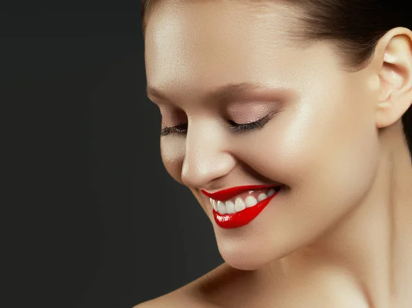Muhteşem Genç Esmer Kadın Portresi Mükemmel Kaşlı Temiz Makyajlı Kırmızı — Stok fotoğraf