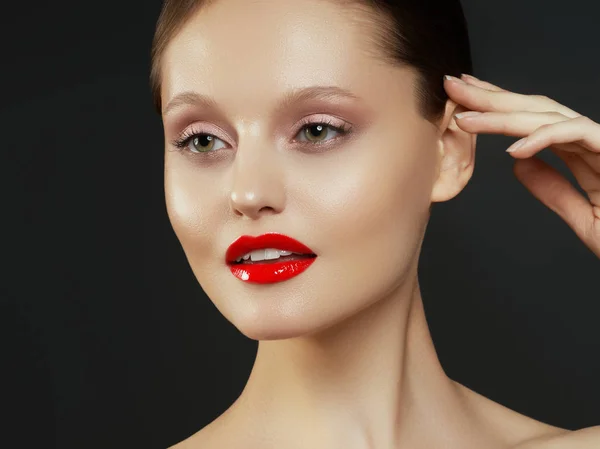 Makyaj Kozmetik Güzel Genç Kadın Portresi Güzellik Makyajlı Kırmızı Dudaklı — Stok fotoğraf