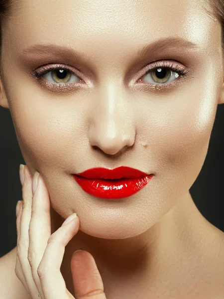 化粧品化粧品 美しい若い女性の肖像画 美容メイク 赤い唇 完璧な新鮮な肌を持つ美しいモデルの女の子 緑の目をした魅力的な女性 若者とスキンケアのコンセプト — ストック写真