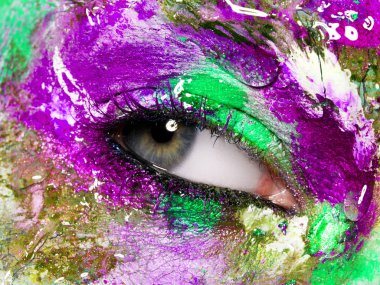 Güzellik, kozmetik ve makyaj. Büyü gibi parlak yaratıcı makyaj ile bakıyorsun. Makro çekim güzel kadının yüzüne mükemmel sanat ile telafi etmek. Kadın göz closeup. Vücut sanatı