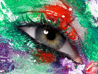 Güzellik, kozmetik ve makyaj. Büyü gibi parlak yaratıcı makyaj ile bakıyorsun. Makro çekim güzel kadının yüzüne mükemmel sanat ile telafi etmek. Kadın göz closeup. Vücut sanatı