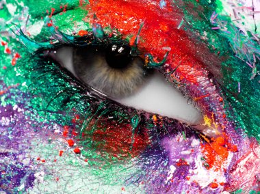 Güzellik, kozmetik ve makyaj. Sihirli gözler parlak yaratıcı makyajla görünür. Güzel bir kadının yüzü, kusursuz bir sanat makyajı ve parıltısı. - Yakın çekim. Vücut sanatı