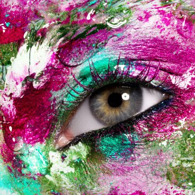 Güzellik, kozmetik ve makyaj. Büyü gibi parlak yaratıcı makyaj ile bakıyorsun. Makro çekim güzel kadının yüzüne mükemmel sanat ile telafi etmek. Kadın göz closeup. Vücut sanatı