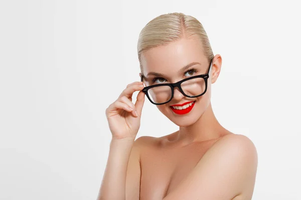 Pojem podnikání a vzdělávání. Pěkná usměvavá blondýnka s černými brýlemi. Bokovky. Mladá móda a krása model — Stock fotografie