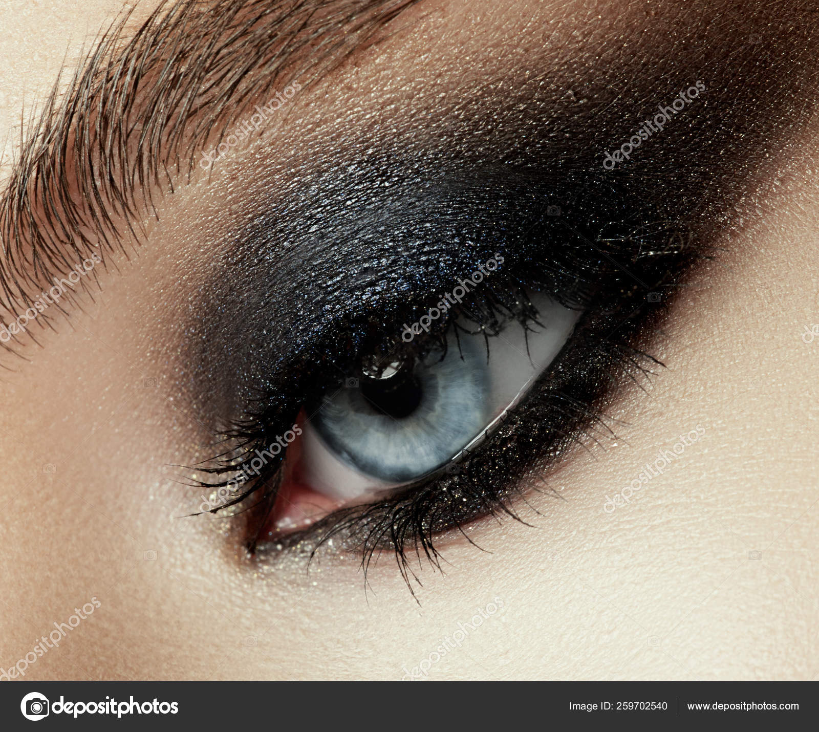 Close-up vista dos olhos de mulher bonita com uma maquiagem