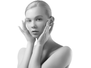 Güzellik kadını yüz portre. Güzel spa modeli mükemmel taze temiz ten kızla. Sevimli kadın yüzü beyaz siyah ve beyaz studio kapat