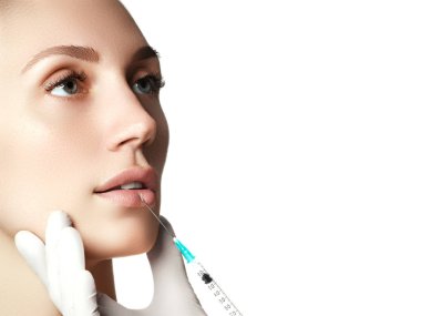 Kişi, kozmetik, plastik cerrahi ve güzellik kavramı - güzel genç kadın yüz ve elinde eldiven enjeksiyon yapma şırınga ile