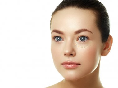 Temiz cilt güzel genç kadın. Beaity yüz. Yüz tedavi. Kozmetik, güzellik ve spa