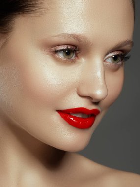 Güzellik kavramı. Muhteşem genç esmer kadın yüz portre. Güzellik modeli kız ile parlak kaşları, makyaj, kırmızı dudakları mükemmel. Seksi Bayan makyaj partisi için. İzole