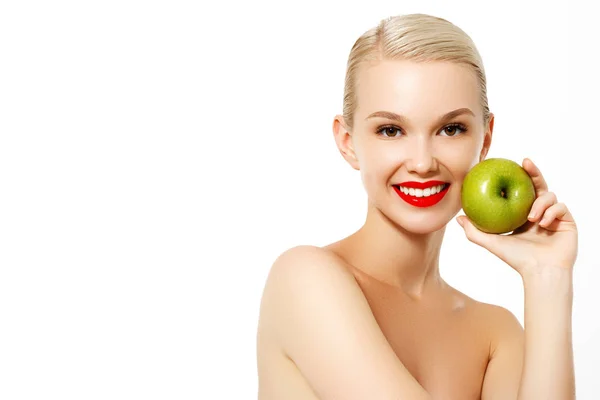 Alimento saludable para la dieta. Primer plano Retrato de hermosa mujer joven sonriente feliz con una sonrisa perfecta, dientes blancos y la cara fresca que sostiene la manzana verde orgánica. Concepto de Salud Dental. Imagen de alta resolución — Foto de Stock