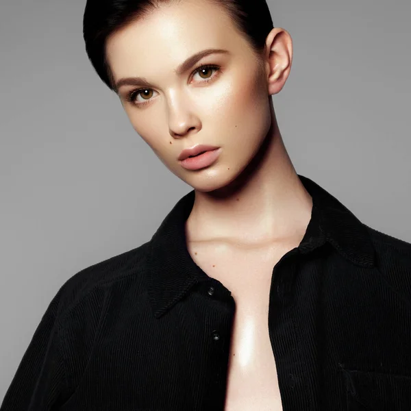 Modelporträt. schöne junge Frau auf grauem Hintergrund. Modell mit natürlichem Make-up. Modeschminke — Stockfoto