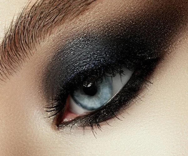 Nahaufnahme der jungen schönen Frau. perfekte Haut und abendliches Make-up. silberne Smokey Eyes. Makro-Studioaufnahme. Sinnlichkeit, Leidenschaft, Kosmetologie und modernes Make-up-Konzept. — Stockfoto