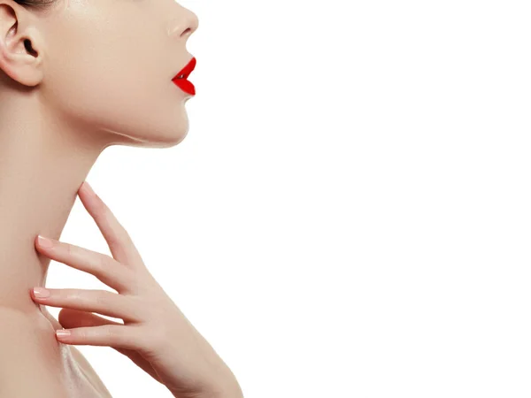 Salud de la mujer. Labios rojos sexy. Abre la boca. Cosméticos de maquillaje. Inventar concepto. Belleza modelo cara de niña aislada sobre fondo blanco. Inyecciones de relleno. Aumento de labios, hermosos labios perfectos — Foto de Stock