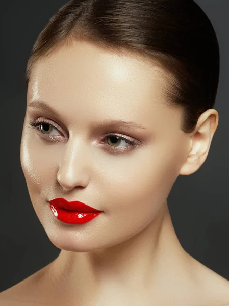 Skönhet mode modell kvinnan ansikte. Porträtt med perfekt hud. Röda läppar. Vacker sexig brunett kvinna med lyx Makeup — Stockfoto