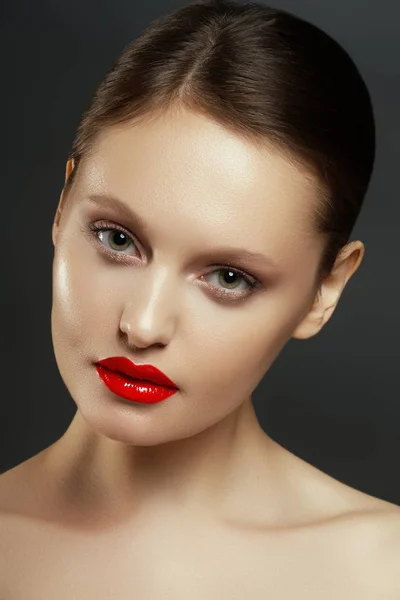 뷰티 패션 모델 여자 얼굴입니다. 완벽 한 피부와 초상화입니다. 붉은 입술과 손톱 럭셔리 메이크업으로 아름 다운 섹시 한 갈색 머리 여자 — 스톡 사진