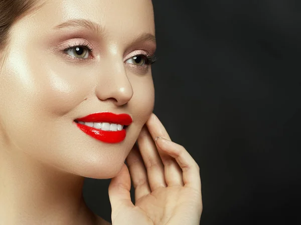 Make-up, Kosmetik. Schönheit junge Frau Porträt. Schöne Model-Mädchen mit Beauty-Make-up, rote Lippen, perfekte frische Haut. Attraktive Dame mit grünen Augen. Jugend- und Hautpflegekonzept — Stockfoto