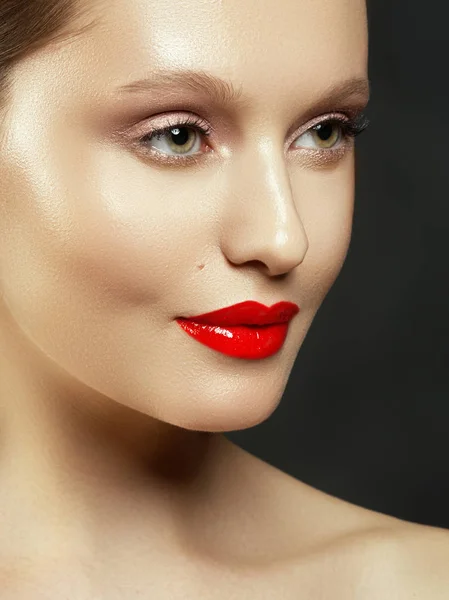 뷰티 패션 모델 여자 얼굴입니다. 완벽 한 피부와 초상화입니다. 붉은 입술과 손톱 럭셔리 메이크업으로 아름 다운 섹시 한 갈색 머리 여자 — 스톡 사진