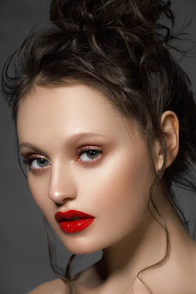 Makeup, cosmetics. Beauty young woman portrait. Beautiful model girl with beauty makeup, red lips, perfect fresh skin. Attractive lady with green eyes. Youth and Skin Care Concept — Stock Photo, Image