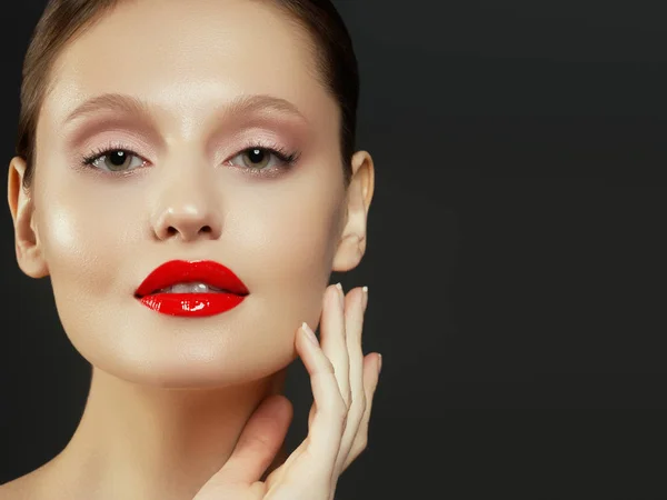 Trucco, cosmetici. Bellezza giovane donna ritratto. Bella ragazza modello con trucco di bellezza, labbra rosse, pelle fresca perfetta. Bella signora con gli occhi verdi. Concetto di gioventù e cura della pelle — Foto Stock