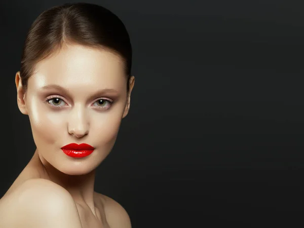 Trucco, cosmetici. Bellezza giovane donna ritratto. Bella ragazza modello con trucco di bellezza, labbra rosse, pelle fresca perfetta. Bella signora con gli occhi verdi. Concetto di gioventù e cura della pelle — Foto Stock