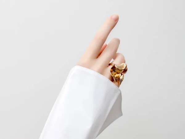 Concepto de belleza simple - accesorios de joyería. Belleza manos delicadas con manicura de cerca. Hermosos dedos femeninos con manicura y anillo de oro de moda. Fotografía de moda minimalista — Foto de Stock