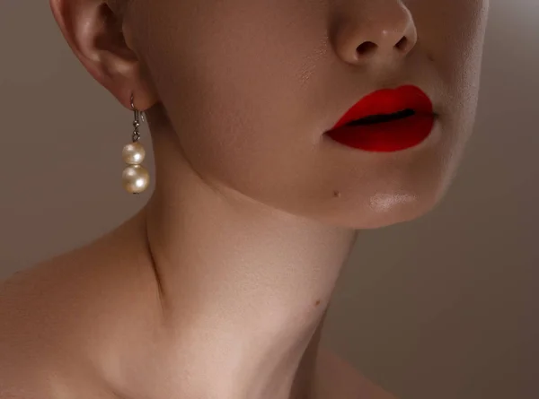 Belle fille modèle avec des boucles d'oreilles en perles. Maquillage de mode et cosmétiques. Grosses boucles d'oreilles et bijoux bague en or. Look naturel de peau propre. Concept de magasin de beauté et de mode — Photo