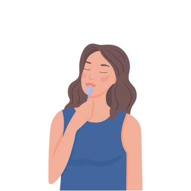 Dudaklarında kaşıkla güzel bir kız. 