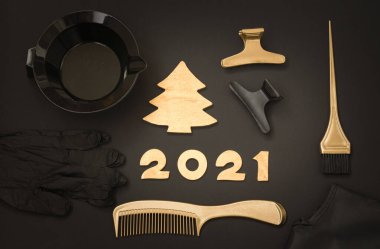Saç boyama için aksesuarlar, 2021 numara ve Altın Noel ağacı. Siyah ve altın rengi eşyalar, kuaförler için yeni yıl teması