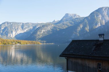 dağ köyü ve Hallstatter See, Avusturya gölde binalar
