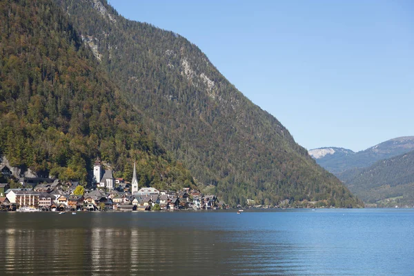 Reflejo Del Pueblo Montaña Hallstatter See Austria — Foto de Stock