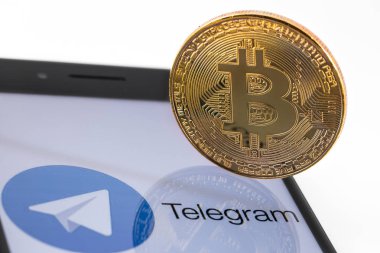 Apple iphone 8 + telgraf logo ve bitcoin. Ekaterinburg, Rusya Federasyonu - 31 Ocak 2018