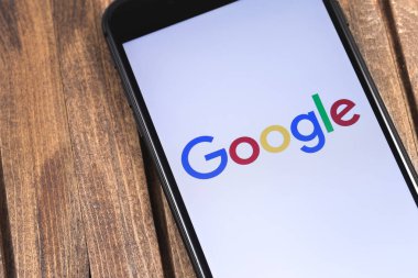 Apple iphone ve Google logosu. Google, dünyanın en büyük Internet arama motorudur. Ekaterinburg, Rusya Federasyonu - 25 Nisan 2018