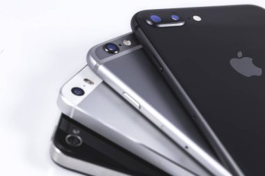 Beyaz arka plan üzerinde Apple iphone cihazları. Ekaterinburg, Rusya Federasyonu - 12 Eylül 2018