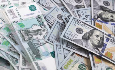 banknot yüz dolar ve bin Rus ruble