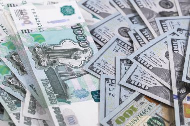 yüz dolar ve bin Rus ruble banknot