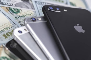 Apple iphone cihazları ve dolar. Ekaterinburg, Rusya Federasyonu - 12 Eylül 2018